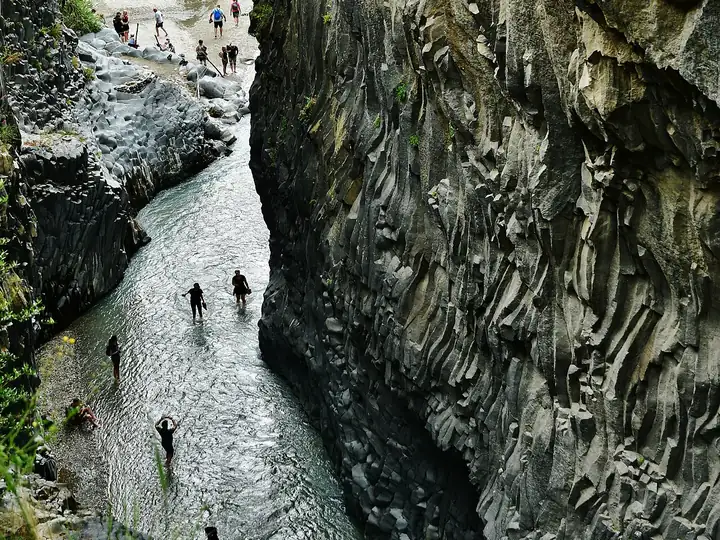 Il fiume Alcantara tra le pareti di basalto delle gole