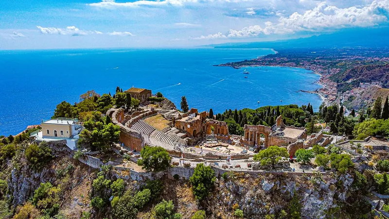 Il Teatro Greco di Taormina affacciato sul mare